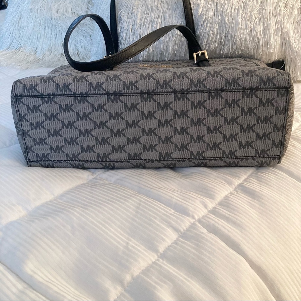 Michael Kors Jet Set Travel Tote - Picture 8 of 14